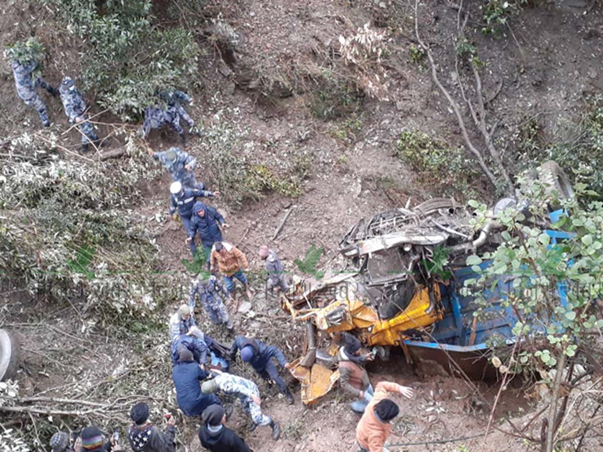 डडेल्धुरामा भीरबाट टिप्पर खस्यो, एकजनाको मृत्यु 